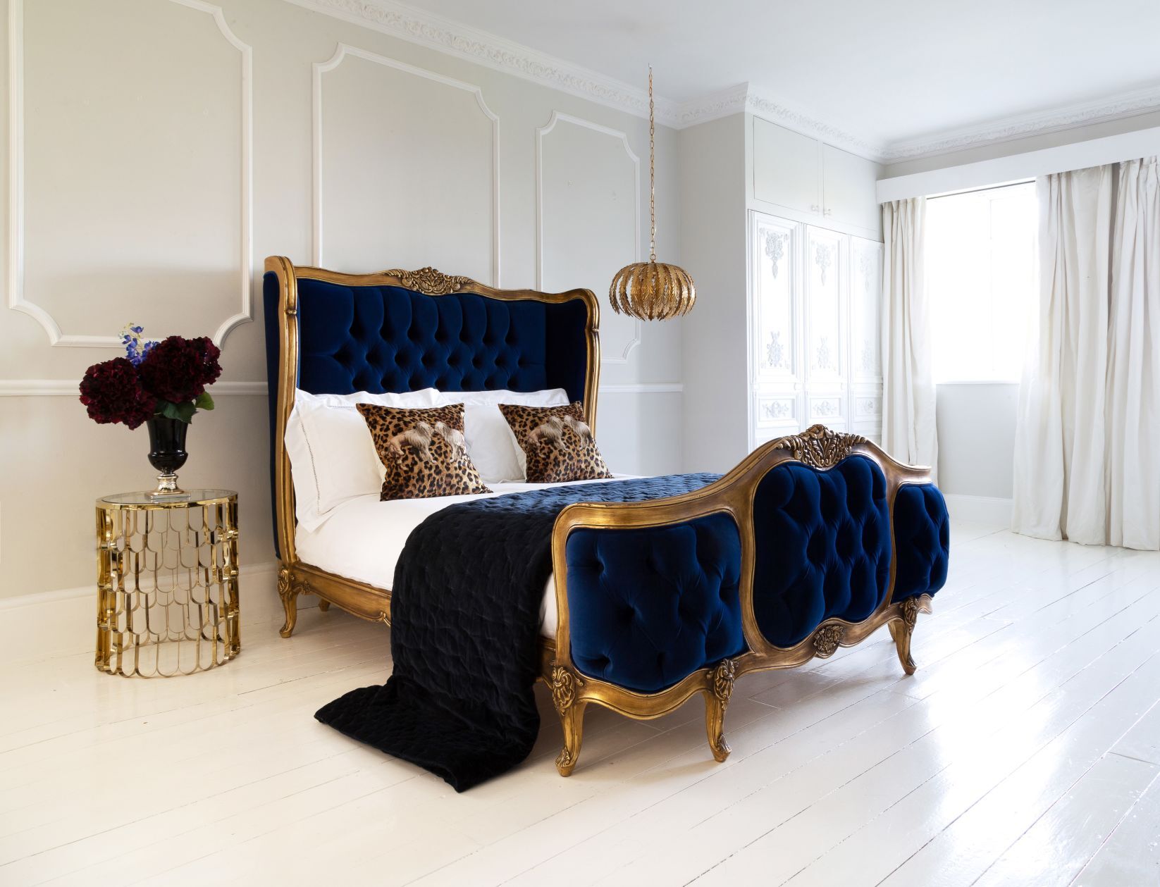 Palais de Versailles Sacr Bleu Velvet Bed